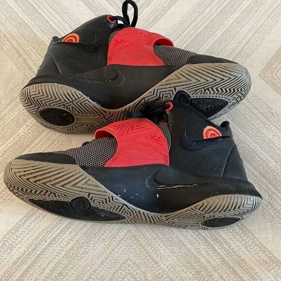 Nike Black Kyrie Flytrap III Basketball Sneakers - Picture 4 of 6